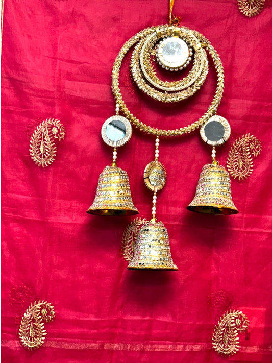 Gota, Mirror, Pearl & Bell Lari