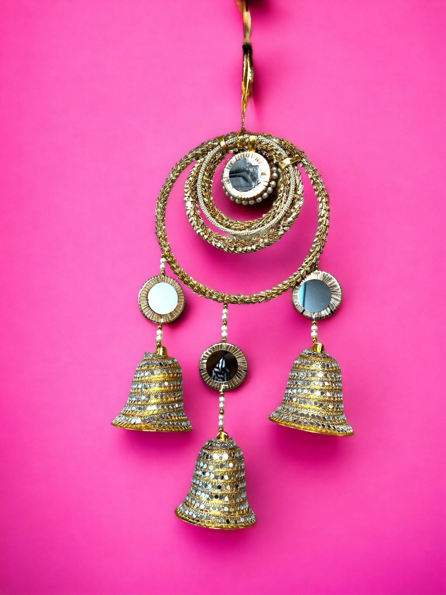 Gota, Mirror, Pearl & Bell Lari