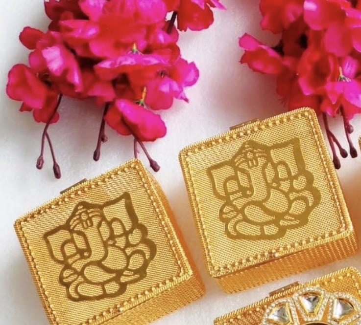 Karwachauth Combo - Designer Trinket Box, Scented Gajra, Ghungroo Bracelet & Bindi in Metal Gift Box